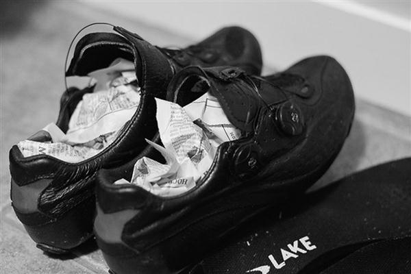 Làm thế nào để bảo quản giày bảo hộ lao động khi bị ướt