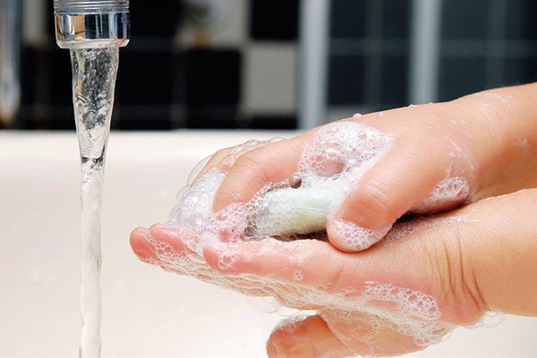 rửa tay trước khi đeo khẩu trang