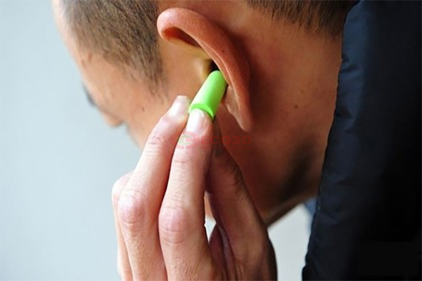 Dùng nút bịt tai có an toàn cho sức khỏe và tai hay không?